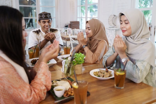 Ilustrasi buka bersama bersama keluarga di rumah. Foto: Shutterstock