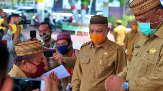 Gubenur Gorontalo, Rusli Habibie, saat menyerahkan THR secara simbolis ke ASN. Selasa, (19/5). Foto: Dok banthayo.id (Wawan Akuba)