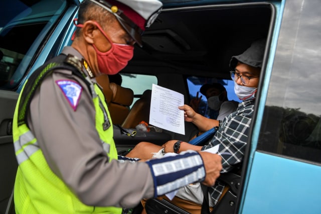 Petugas kepolisian memeriksa sejumlah kendaraan yang melintas di jalan tol Jakarta-Cikampek, Cikarang Barat, Jawa Barat, Selasa (19/5). Foto: ANTARA FOTO/Nova Wahyudi