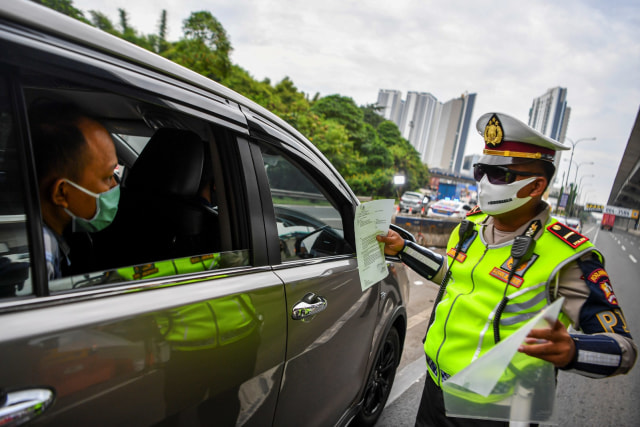 Petugas kepolisian memeriksa sejumlah kendaraan yang melintas di jalan tol Jakarta-Cikampek, Cikarang Barat, Jawa Barat, Selasa (19/5). Foto: ANTARA FOTO/Nova Wahyudi