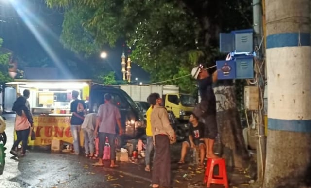 Petugas PJU DPUPR kembali menyetel ulang lampu penerangan jalan, Selasa (19/5/2020)