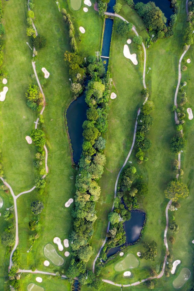 Foto udara lapangan golf yang sepi saat diberlakukan PSBB di kawasan Senayan, Jakarta, Minggu (3/5/2020). Foto: ANTARA FOTO/Galih Pradipta