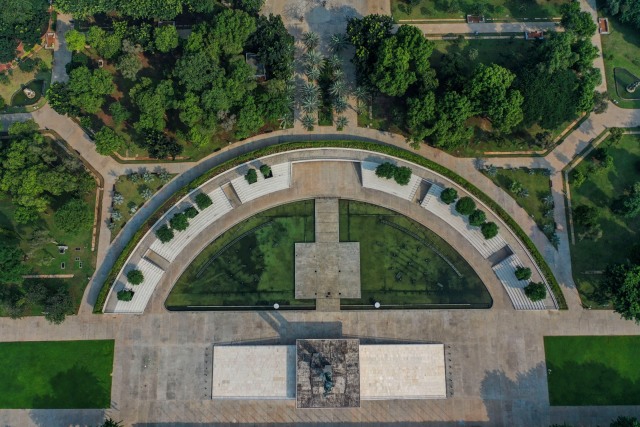 Foto udara Lapangan Banteng yang sepi saat diberlakukan PSBB di Jakarta, Senin (13/4/2020). Foto: ANTARA FOTO/Galih Pradipta