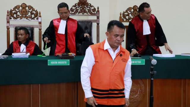 Bupati Bengkayang nonaktif Suryadman Gidot berjalan usai memberikan keterangan sebagai saksi di Pengadilan Tipikor Pontianak, Kalimantan Barat, Selasa (10/3). Foto: ANTARA FOTO/Jessica Helena Wuysang