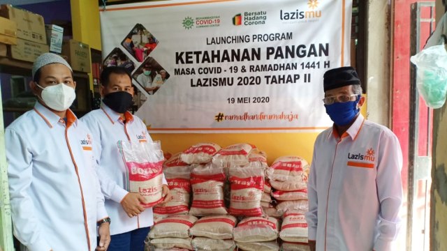 Lazismu menyalurkan bantuan sembako kepada warga dari program ketahanan pangan tahap dua. Foto: Dok. Lazismu