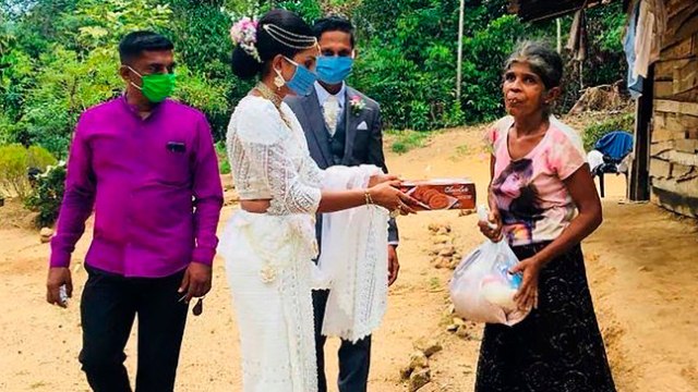 Sepasang pengtin di Sri Lanka menggganti resepsi pernikahan menjadi bagi-bagi sembako kepada warga miskin. (Foto: Darshana Kumara Wijenarayana via AP)