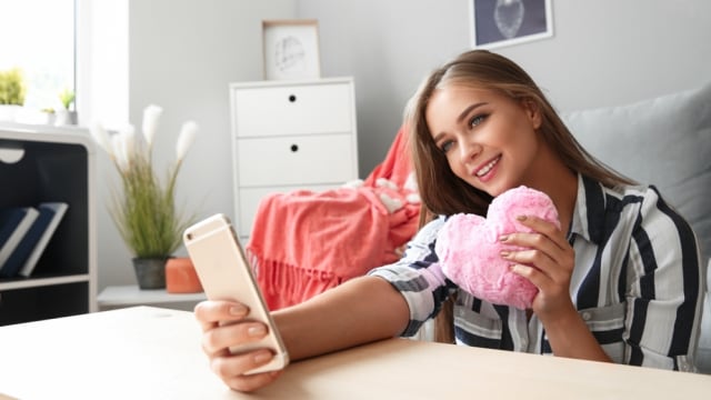 Ilustrasi seorang perempuan sedang videocall dengan pasangan. Foto: Shutterstock