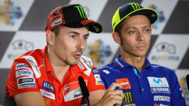 Sebuah momen Jorge Lorenzo dan Valentino Rossi. Foto: Jure Makovec/AFP