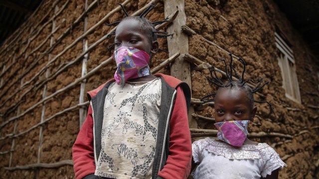 Rambut dua orang anak yang ditata dengan bentuk virus corona di Kibera, Nairobi. Foto: AP Photo/Brian Inganga