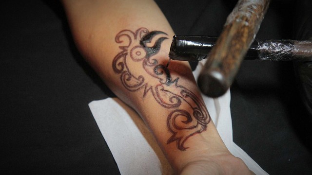 Ilustrasi tato hand tapping. Foto: Iqbal FIrdaus/kumparan