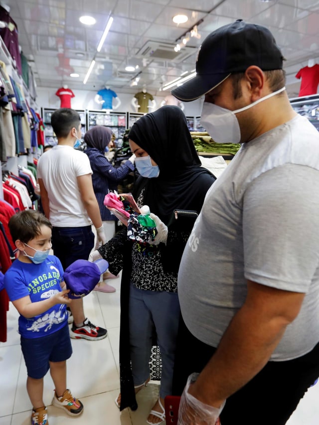 Warga Irak berbelanja di sebuah toko untuk persiapan Idul Fitri. Foto: REUTERS/Thaier al-Sudani