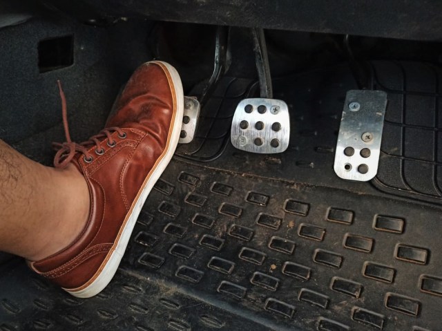 Ilustrasi kaki istirahat pada pedal kopling mobil manual. Foto: Muhammad Ikbal/kumparan