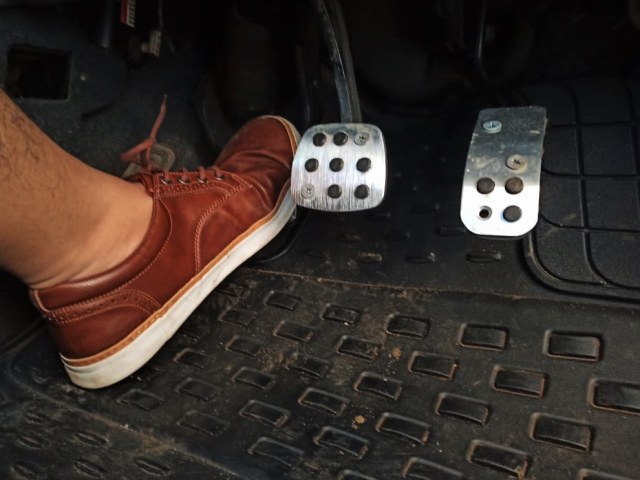 Ilustrasi kaki menginjak pedal kopling pada mobil manual. Foto: Muhammad Ikbal/kumparan