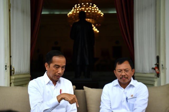 Presiden Joko Widodo (kiri) didampingi Menkes Terawan Agus Putranto saat konferensi pers terkait virus corona di Istana Merdeka, Jakarta, Senin (2/3). Foto: ANTARA FOTO/Sigid Kurniawan