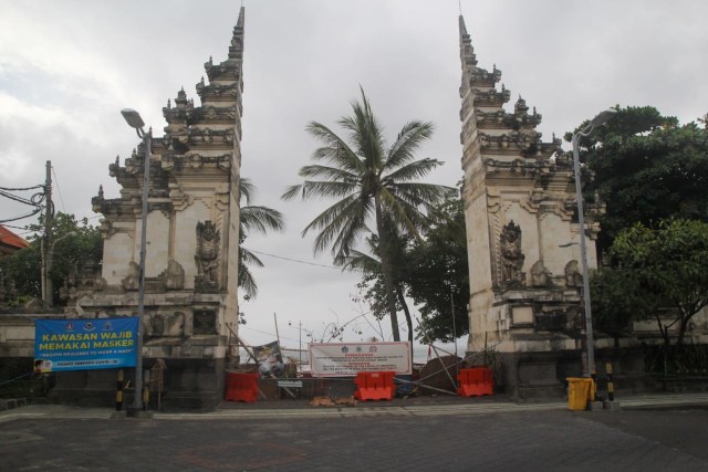 Pintu masuk utama Pantai Kuta yang ditutup sejak terjadinya pandemi corona - ZTE