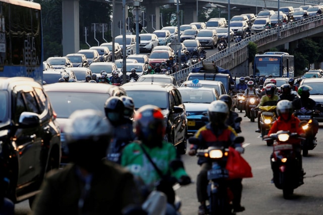Sejumlah kendaraan bermotor memadati lalu lintas di tengah berlakunya pembatasan sosial skala besar di Jakarta, Indonesia, Selasa (19/5). Foto: REUTERS/Ajeng Dinar Ulfiana