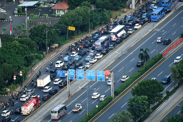 Sejumlah kendaraan memadati ruas jalan di kawasan Semanggi, Jakarta, Selasa (19/5/2020). Foto: ANTARA FOTO/Muhammad Adimaja