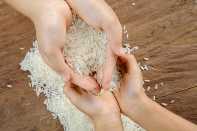 Ilustrasi membayar fidyah dengan beras. Foto: Shutterstock
