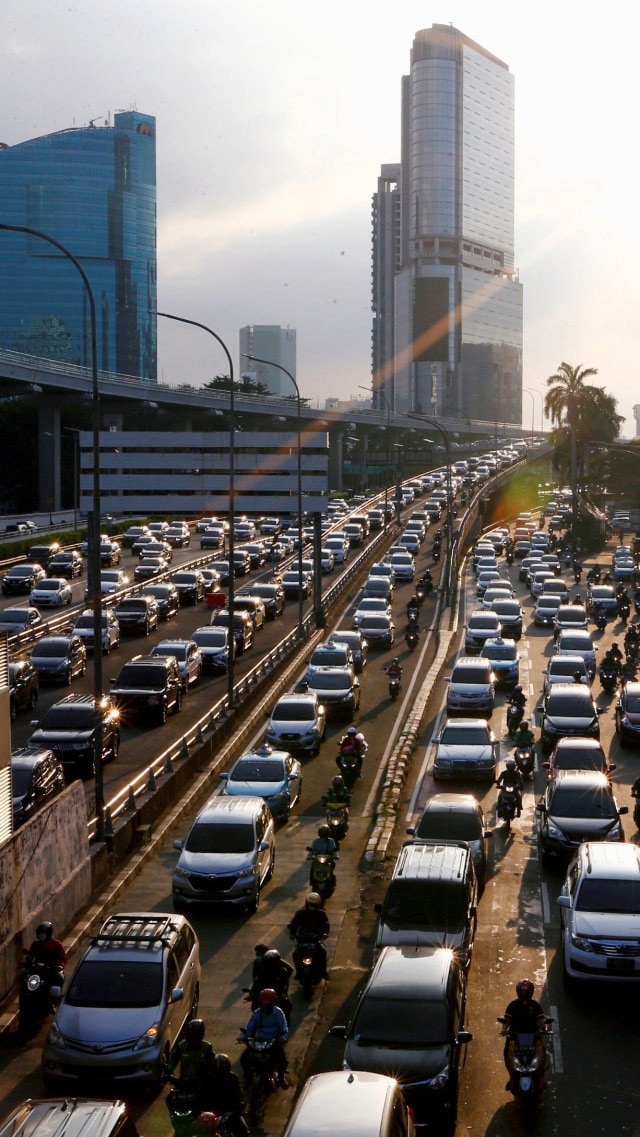 Kemacetan lalu lintas di tengah berlakunya pembatasan sosial skala besar di Jakarta, Indonesia, Selasa (19/5). Foto: REUTERS/Ajeng Dinar Ulfiana