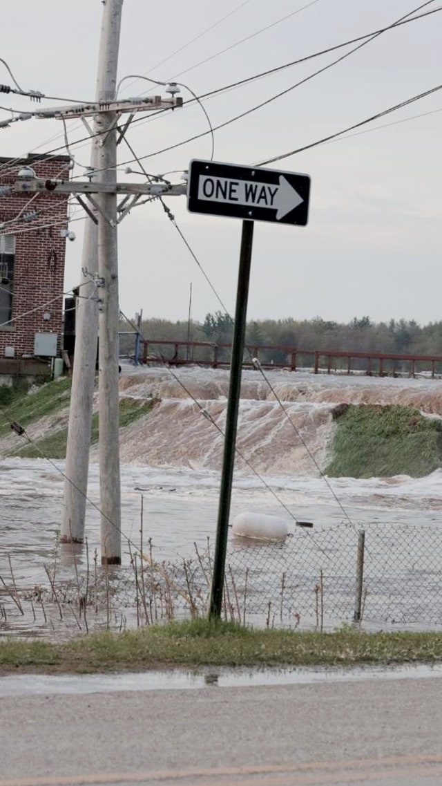 Banjir merendam pusat kota Sanford, Michigan, AS. Foto: TC VORTEX/via REUTERS