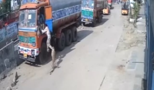 Sopir truk yang diserang oleh hewan macan tutul. Foto: YouTube/ News Hour India