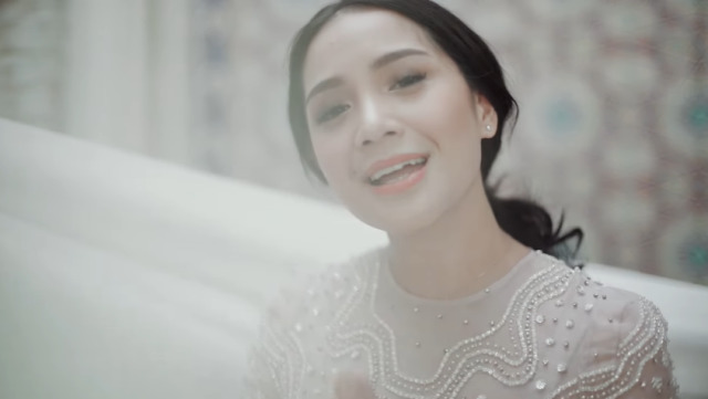 Lirik Lagu Dengan Menyebut Nama Allah - Nagita Slavina (740261)