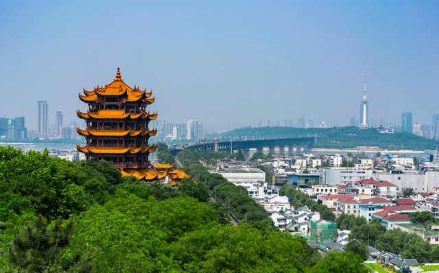 Pemandangan Yangtze Great Bridge scenic dan Menara Yellow crane Foto: Shutterstock