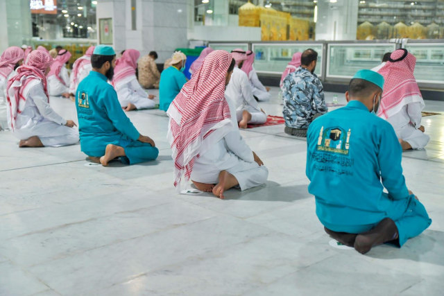 Sejumlah umat muslim berdoa saat malam Lailatul Qadar  di Masjidil Haram di Makkah, Arab Saudi (19/5).
 Foto: REUTERS 