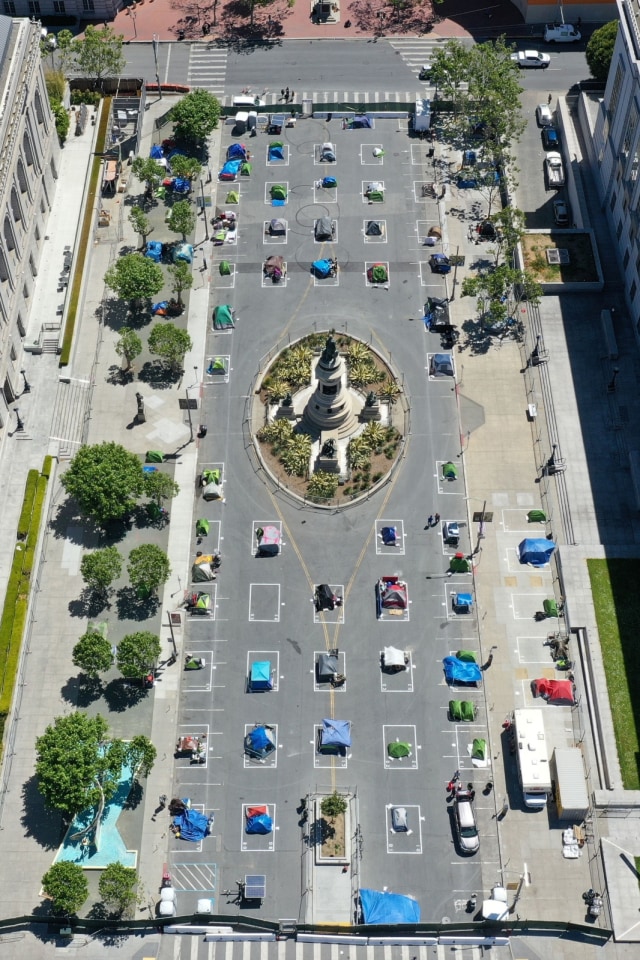 Suasana perkemahan untuk tunawisma di depan gedung Balai Kota San Francisco, California, Amerika Serikat. Foto: REUTERS/Drone Base