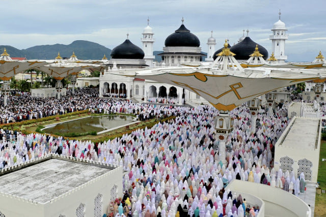 Jemaah salat Id 1440 Hijriah/2019 di Masjid Raya Baiturrahman, Banda Aceh. Foto: Abdul Hadi/acehkini
