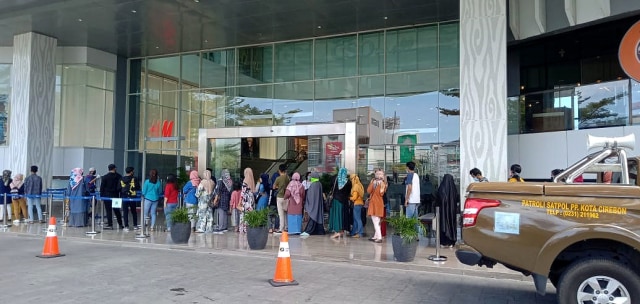 Antrean panjang pengunjung di pintu masuk Cirebon Super Block (CSB) Mall. (Ciremaitoday)