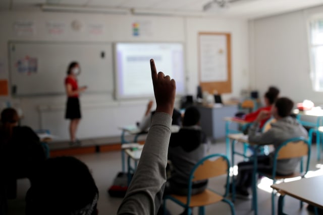 Siswa mengikuti kegiatan belajar di kelas di sekolah College Rosa Parks, Nantes, Prancis, Rabu (20/5). Foto:  REUTERS/Stephane Mahe