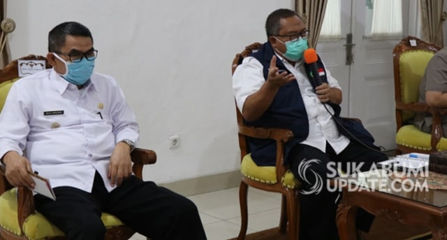 Bupati Sukabumi Marwan Hamami dan Wakil Bupati Adjo Sardjono (kiri) saat mengikuti rapat evaluasi PSBB di Pendopo Kabupaten Sukabumi, Rabu (20/5/2020). | Sumber Foto:Istimewa