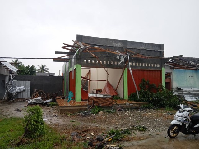 Salah satu bangunan yang terdampak angin puting beliung di Tulang Bawang, Rabu (20/5) | Foto: Istimewa.