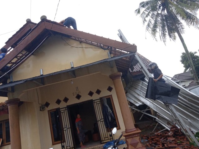 Salah satu rumah terdampak angin puting beliung di Tulang Bawang Barat, Lampung, Rabu (20/5) | Foto: Istimewa