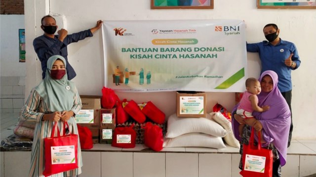BNI Syariah KC Mandonga Kendari berbagi kisah cinta hasanah di Panti Asuhan Al Ikhlas Baruga. Foto: Dok Istimewa.