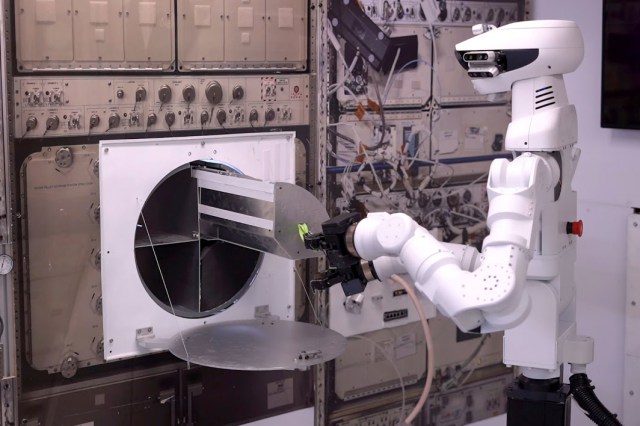 Robot humanoid dari Gitai yang dipercaya akan menggantikan pekerjaan astronaut di luar angkasa. Foto: Gitai