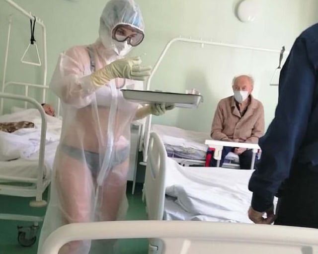 Seorang perawat yang mengurus pasien corona di RS Rergional Tula, Rusia, memakai pakaian dalam dan APD karena mengaku kepanasan. Foto: Tulskie Novosti
