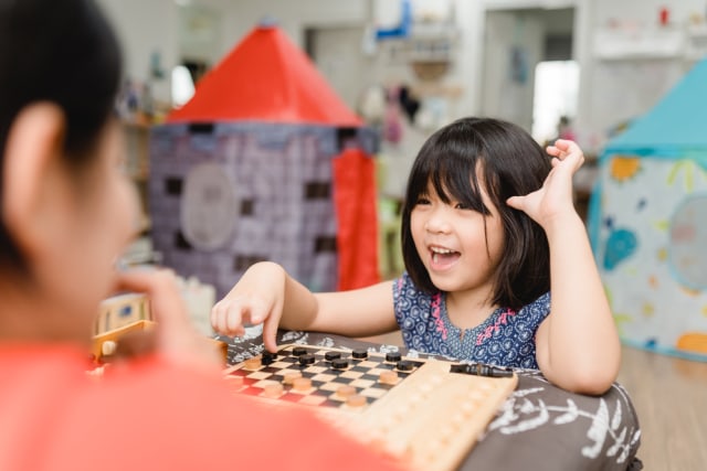 com-Ilustrasi anak bermain bersama orang tua saat di rumah. Foto: Shutterstock