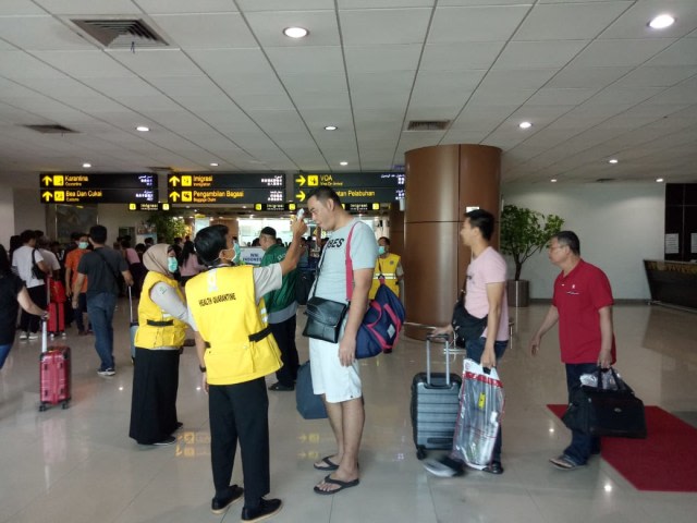 Pemeriksaan kesehatan di Bandara Supadio pada awal Maret 2020. Foto: Dok Hi!Pontianak