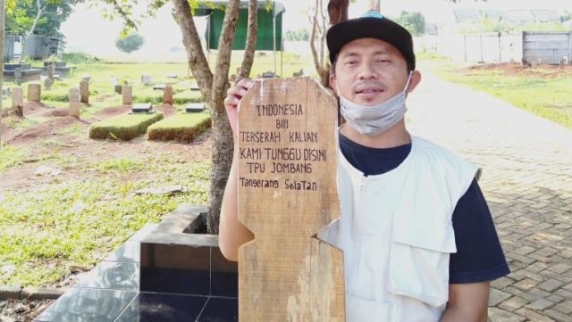 Seorang petugas TPU Jombang turut menuliskan sindiran #IndonesiaTerserah. Foto: Dok. TPU Jombang-Tabroni