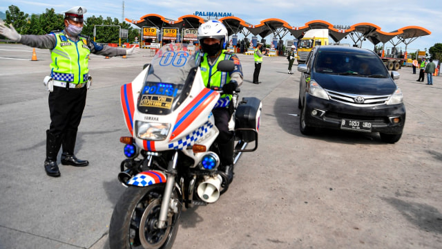 Petugas Polresta Cirebon mengarahkan kendaraan untuk putar arah kembali menuju Jakarta, di pintu Tol Cipali Palimanan, Cirebon, Jawa Barat, Kamis (21/5).  Foto: ANTARA FOTO/Nova Wahyudi