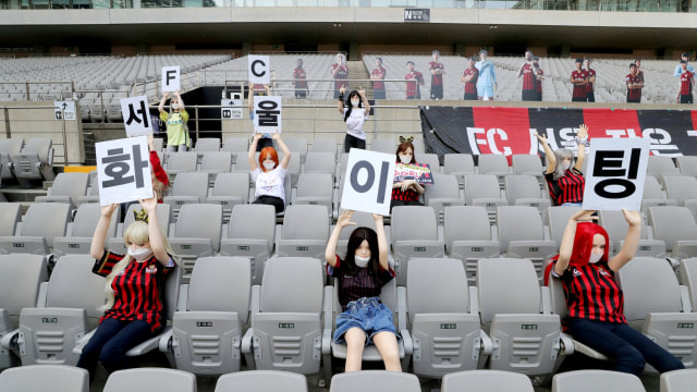 Maneken ditempatkan di kursi penonton untuk mendukung tim klub sepak bola Korea Selatan, FC Seoul melawan Gwangju FC, di Seoul, Korea Selatan, Minggu (17/5). Foto: Yonhap/via REUTERS 