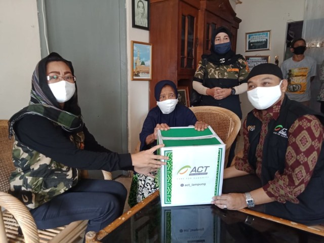 ACT Lampung saat membagikan paket bahan pokok kepada Veteran di Bandar Lampung, Rabu (20/5) | Foto: Dok. ACT Lampung 