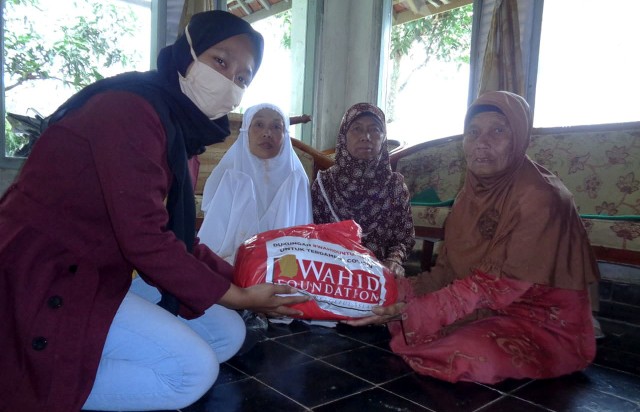 Keluarga Mahasiswa Majalengka Jakarta menyalurkan bantuan paket sembako kepada warga terdampak COVID-19. (Rd Algifari Suargi)