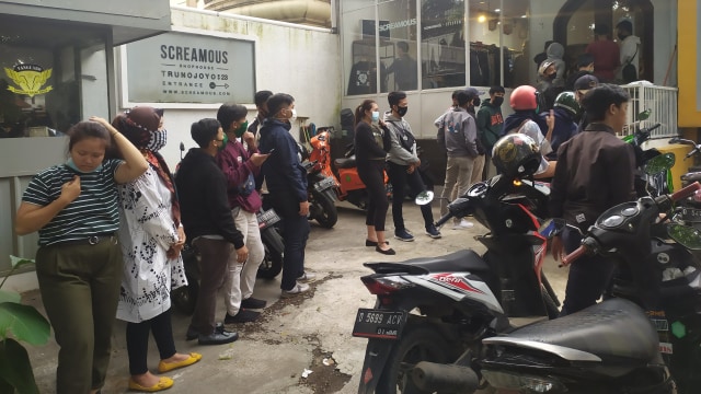 Sejumlah pengunjung antre masuk ke salah satu distro pakaian di Bandung. Foto: Rachmadi Rasyad/kumparan