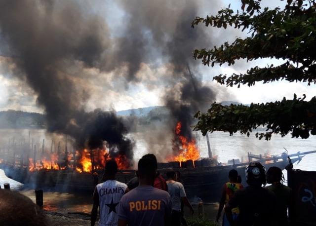 Kapal KLM Arham Putra 01 pengangkut BBM terbakar di Pelabuhan Bormeso, Kabupaten Mamberamo Raya. (Dok: Polda Papua)