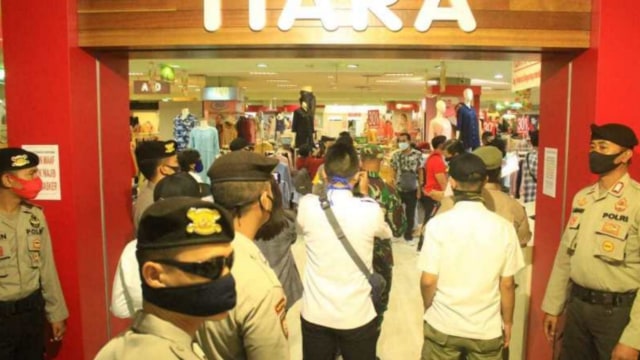 Penutupan pusat perbelanjaan di Mataram, NTB. Foto: Ardyan/Info Dompu