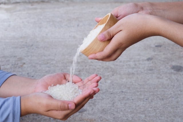 Ilustrasi membayar fidyah dengan beras. Foto: Shutterstock