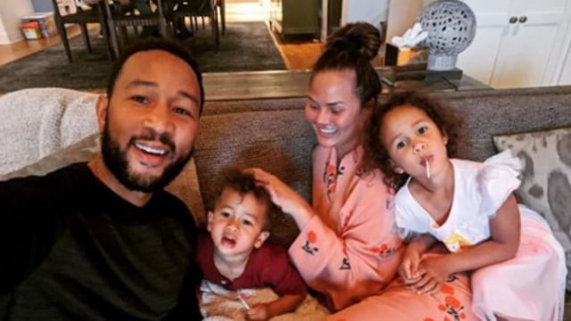 Para selebriti hollywood saat di rumah aja bersama anak-anaknya. Foto: Instagram @chrissyteigen